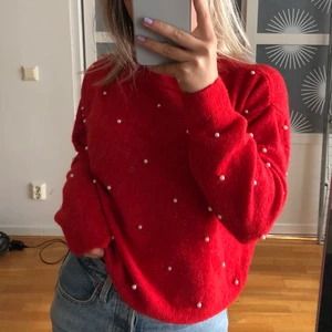 Tröja - Super fin röd tröja med pärlor. Världens skönaste material. Frakt tillkommer❤️