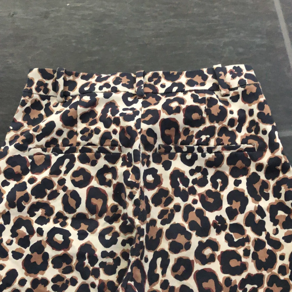 Ett par leopard kostymbyxor ifrån H&M i strl 36. Säljs pga använder inte, använda ca 2 ggr. . Jeans & Byxor.