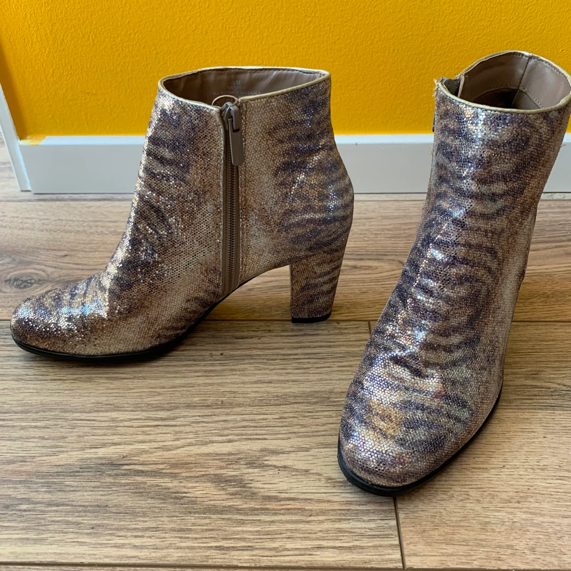 glittriga /glansiga klackskor - 91