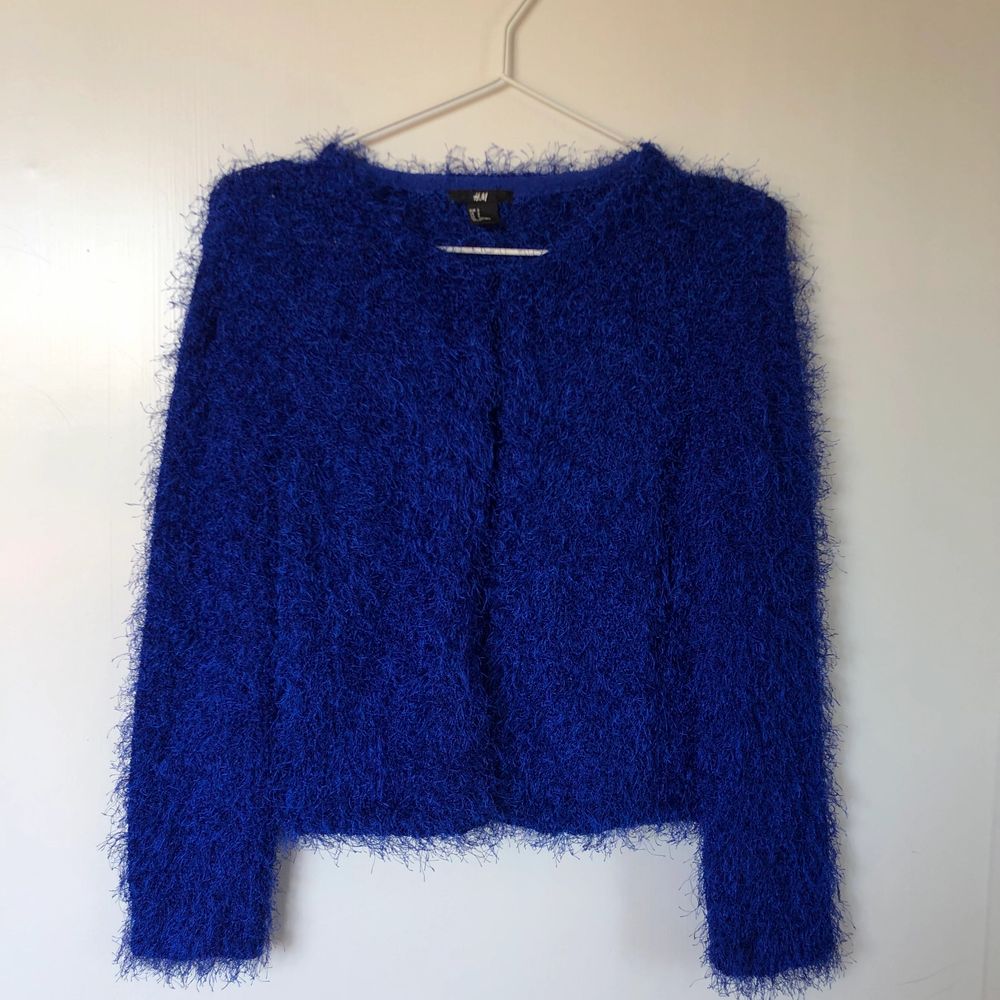 KornblĂ„ kofta med 90-tals vibe đđđ superfin till jeans đ eller kanske en liten kjol! đ . Tröjor & Koftor.