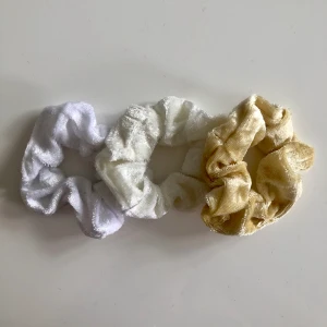 SCRUNCHIES  - HELT NYA! 20 kr styck. Kan samfrakta, köparen betalar för frakt. Betalning sker via swish. De som är markerade med X är sålda💛 
