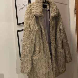 Pälsjacka - Beige päls jacka från Vila. Bara testad. Storlek L. Pris 200 frakt ingår i priset. 