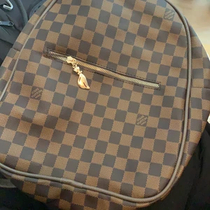 Väska - Snygg väska som det kommer inte till anvädning. Ingen hål nånstans, det är i fin skick . Köpare står för frakt.💕