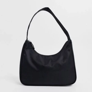 Svart mini shoulder bag - Supersöt svart väska som man bär över axeln😍