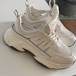 Helt nya skor från Nakd  - Helt nya skor från Nakd. Använda endast en gång, säljer pga för små tyvärr. Är strl 40 men känns som en mindre  strl. Finns att hämta i centrala Sundsvall, frakt ingår om det behövs skickas. 