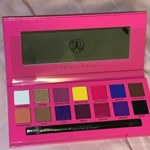 ABH Alyssa Edwards palette - Helt oanvänd ABH palette i samarbete med drag queen Alyssa Edwards. Paletten är Limited Edition. Frakt kostar 63kr.