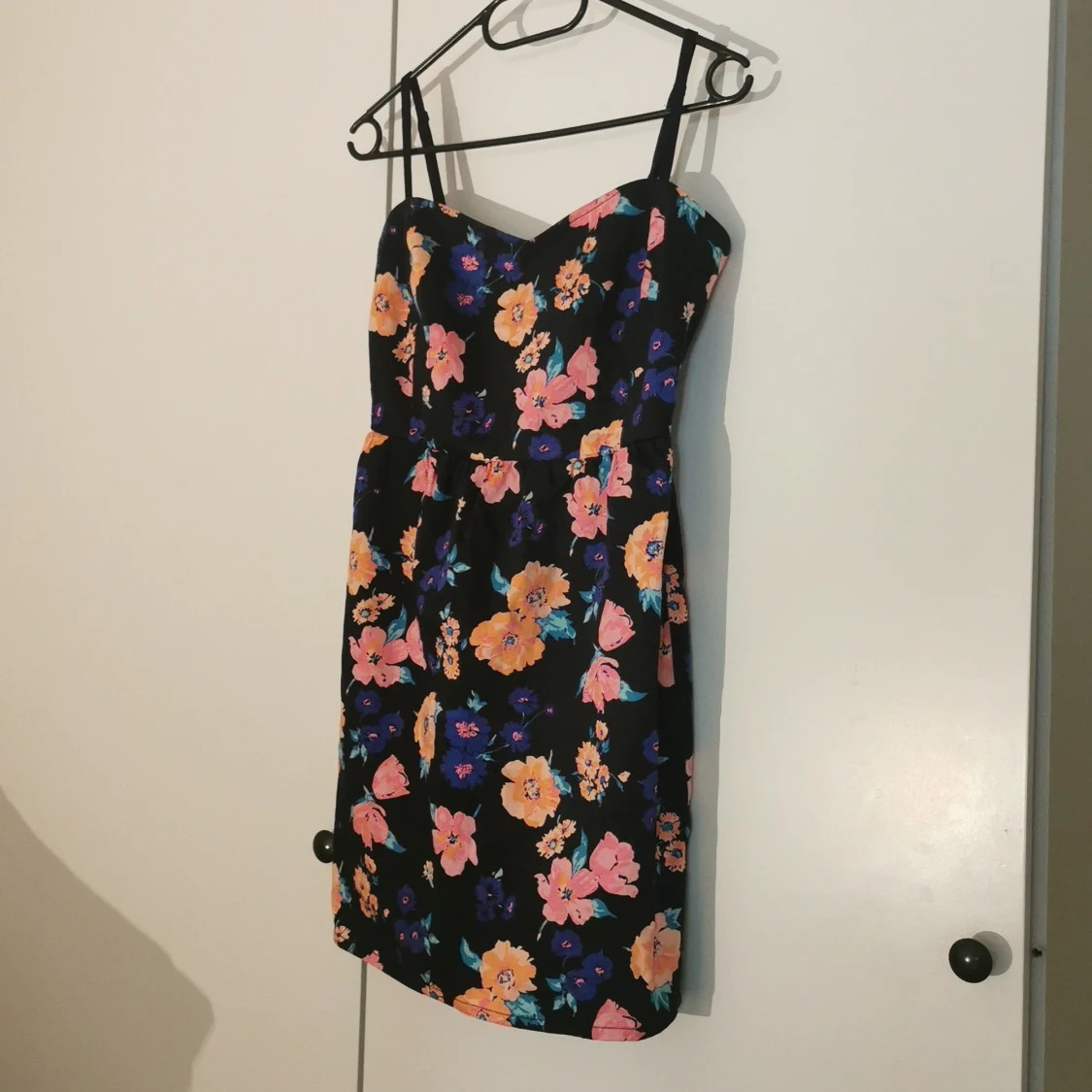 Blommig klänning stl 36.