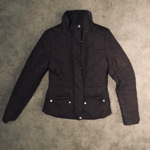 Jacka  - Använd 1-5 gånger. Fint och helt skick. Strl S. Frakt tillkommer om man vill ha de. 