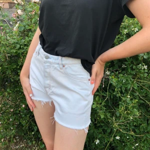 & other stories ljusblåa shorts - Jättefina ljusblåa shorts från & other stories, perfekta i längden tycker jag. Storlek 31 men passar mig som är M/40