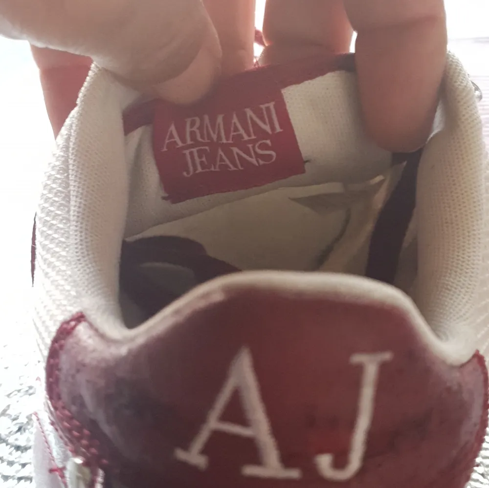 Säljer ett par helt Armani AJ sneaker i storlek 42. Skorna är i super bra skick utan några som skador på skorna.. Skor.