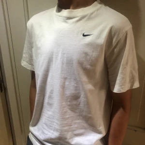 T-shirt - Vit Nike t-shirt i st herr xs                                              Buda från 100kr inkl frakt!
