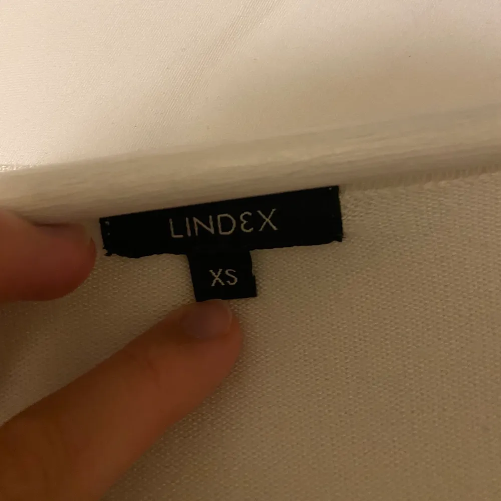 Hej, säljer en vit basic kofta från Lindex i storlek xs. Säljer den för 100kr ink frakt. Tröjor & Koftor.