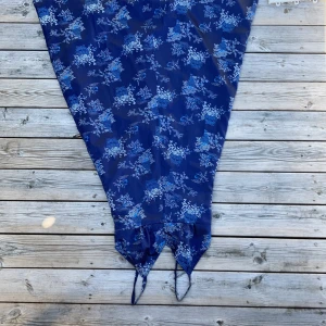 Klänning retro vintage hemsydd - Otroligt vacker klänning som är hemsydd. Fodrad. Längd från axelband 140 cm. Mått under byst 38cm (mätt på liggande plagg). Skulle bedöma till M i storlek. Mycket vacker mörkblå färg i kinesisk inspirerat tyg. Frakt 44kr. 