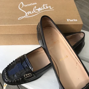 Christian Louboutin ballerina skor  - Ett par christian louboutin ballerina skor i str 38-39. Köpta i Paris med orginal kartong. Har fått en extra sula men man ser fortfarande den röda sulan. 