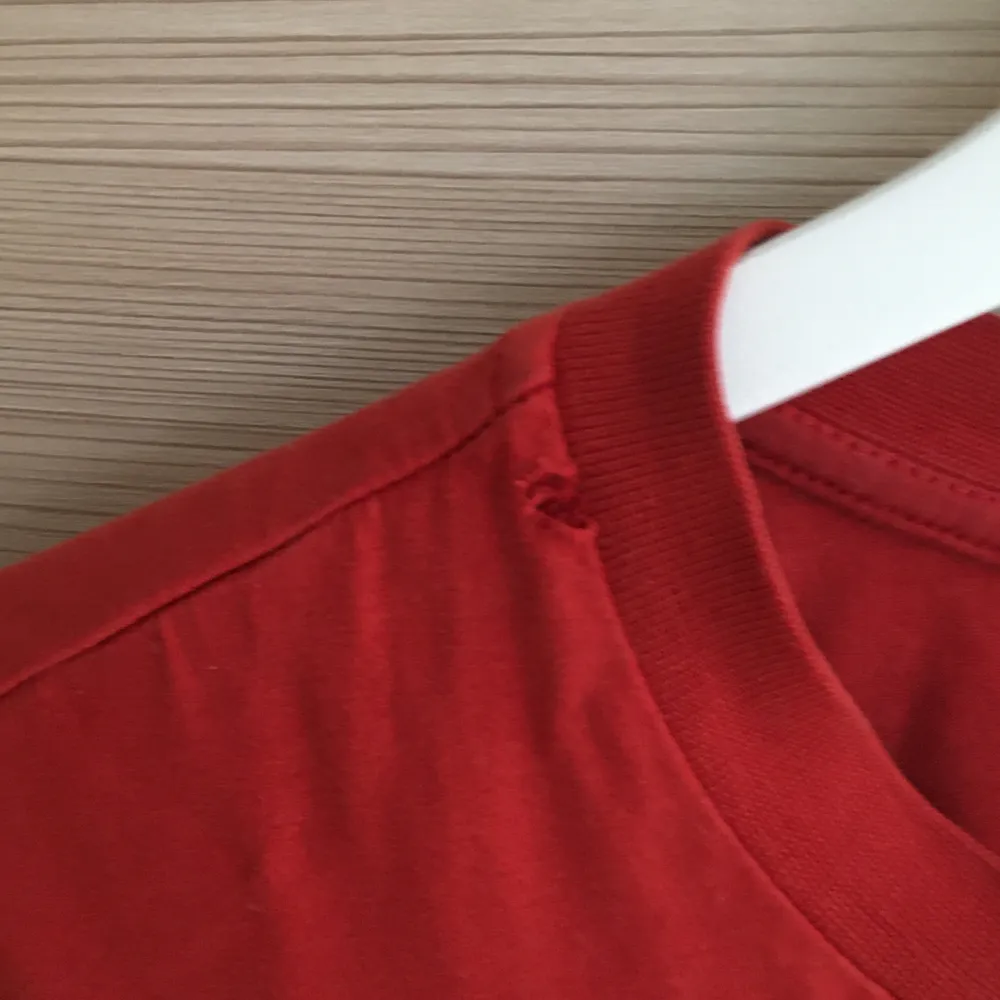 Röd/orange adidas t-shirt i strl 140 men passar som en XS/S 😄👍 Den har ett litet hål på kragen (bild 3) men jag skulle inte säga att det är något som märks. Köparen står för frakt som ligger på 44kr! Pris kan diskuteras:). T-shirts.