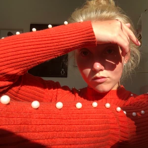 Chiquelle ”pärltröja” - Ribbstickad i röd-orange med pärlor över axlarna och längs med ärmarna. Använd ett fåtal gånger