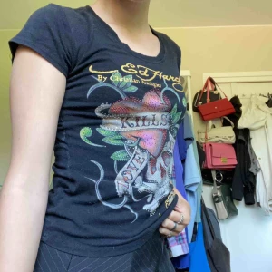  - Ed Hardy t-shirt med ”stenar” på! Super stretch i tyget så passar nog upp till en M! Snygg o lätt stylad!!!  BUDGIVNING SOM AVSLUTAS MÅNDAG 3/8 18:00
