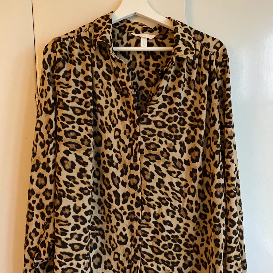 Superfin blus i leopardmönster - 90