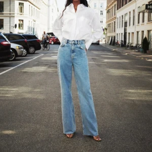 Populära zara jeans - Säljer dessa helt oanvända och slutsålda jeans från zara i 36 då jag beställde 2. Bud från 350kr, budet ligger på 500 just nu