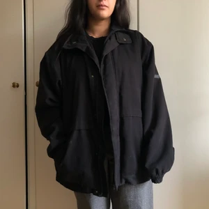 Svart vintagejacka - Snygg och gosig svart vintagejacka. Jätteskön och varm på vintern, men ändå luftig som lämnar plats åt hoodie under. Funkar även under hösten. Bra skick. Köparen betalar frakt.