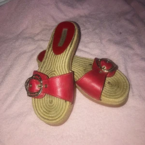 Sandaler från Zara strlk 39 - Sparsamt använda, sköna sandaler från Zara i storlek 39 med justerbart, guldigt spänne!💫 Perfekta skon att hoppa i snabbt eller pigga upp en sensommaroutfit med!☀️ Passar nog även 40 då de är på stora kanten för mig som har 38/39! Köparen står för frakt💖