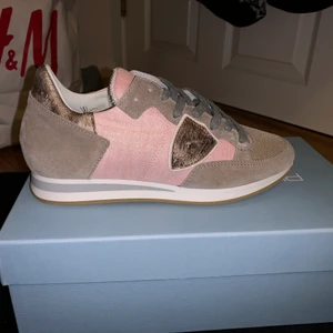 Phillippe Model Tropez sneakers  - Phillippe Model Troperz sneakers i metallic pink/bronze. Storlek 37, normal i storlekarna om inte lite större. Helt oanvända. Dustbag och originalkartong finns. Köpta på Nilsson Shoes MOS. Klöptes på rea på 50%. Ordinarie pris är 2399kr. 