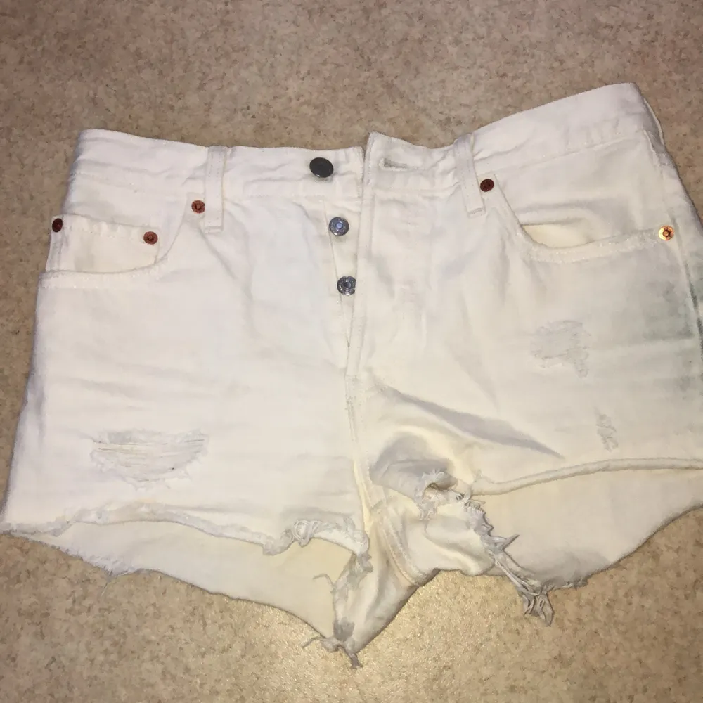 Vita levi’s shorts med slitningar modell 501, säljes eftersom de är för stora🌸aldrig använda endast provade💫frakt är inräknat, pris kan dock diskuteras. Shorts.