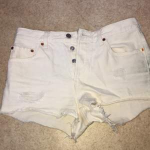Vita levi’s shorts med slitningar modell 501, säljes eftersom de är för stora🌸aldrig använda endast provade💫frakt är inräknat, pris kan dock diskuteras