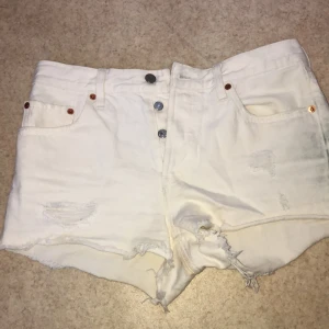 Vita levi’s shorts - Vita levi’s shorts med slitningar modell 501, säljes eftersom de är för stora🌸aldrig använda endast provade💫frakt är inräknat, pris kan dock diskuteras