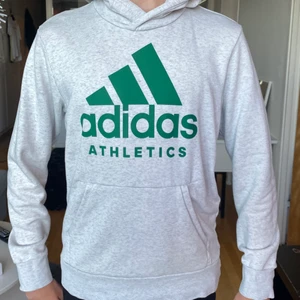 Adidas Hoodie - Skitskön hoodie från Adidas som har blivit för liten. En liten fläck vid höger armhåla men som kanske går att få bort. Kanske någon som vi ha att jobba i osv. Vi kan komma fram till ett bra pris tillsammans:) 