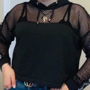 En hoddie storlek XL/M - Hen hoddi med nät  på axlar och armar slutar ganska precis under naven använd 2 gånger 