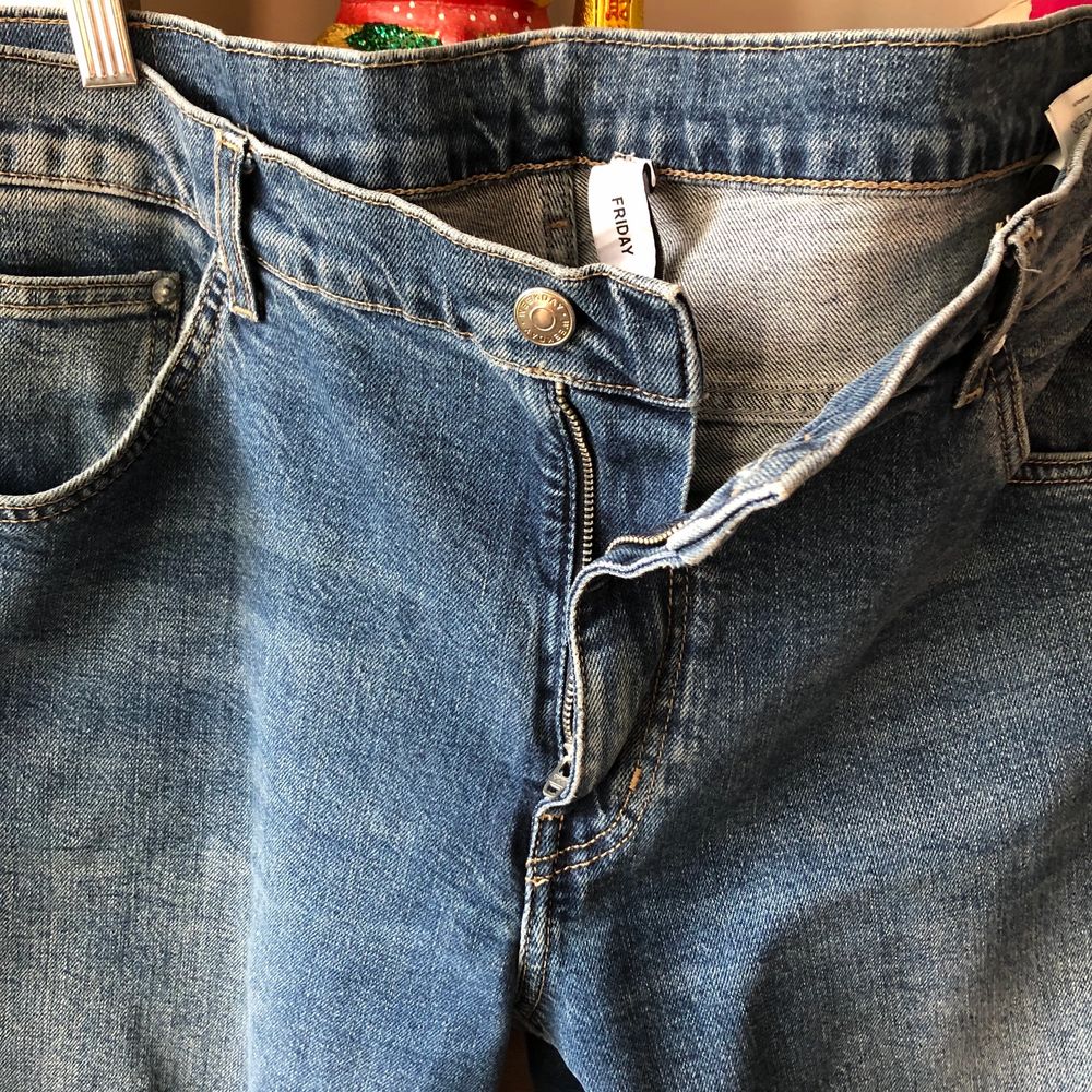 Blåa Friday-jeans från Weekday. En gång mina favoritjeans, nu tyvärr för stora. Passar vidare dem till den som är lycklig nog att ha 36 i midja. . Jeans & Byxor.