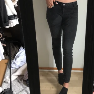 Lågmidjade jeans🎀 - Ett par svarta lågmidjade jeans helt enkelt😍 Hur stretchiga som helst och passar perfekt i längden på en 175cm lång pärla✨