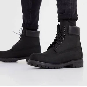 Timberland  - Svarta timberlands som är använda förra vintern. Inga fel på dem. Nypris 1999kr säljer mina för 1000kr