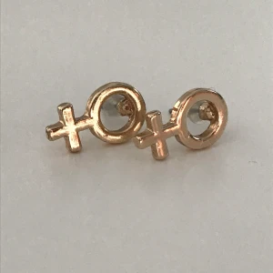 Örhängen kvinnotecken - Ett par örhängen i superbra skick. Köpare står för frakten på 11 kr☺️