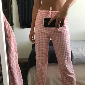 Trendiga, rosa, rutiga byxor!! - Supersnygga rutiga byxor från Le Lago Vetements!! Lite korta på mig som är 174cm men såså fina!! De är i L men tycker de motsvarar en S! Skriv för fler bilder eller frågor 🌝💓💓