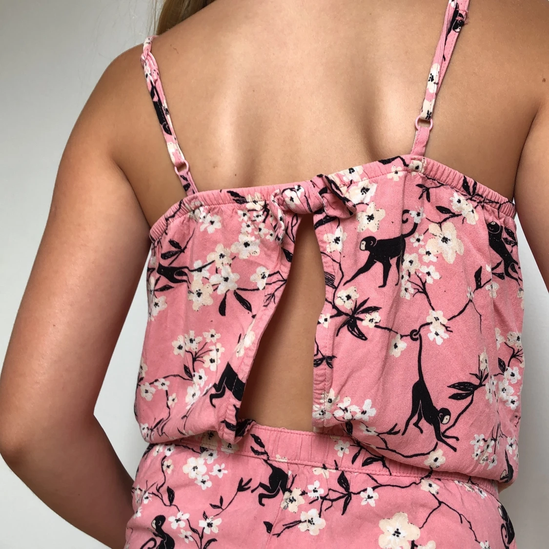 Rosa apa byxdress med blommor - 91