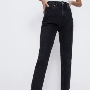 Zara mom jeans - Säljer ett par helt oanvända svarta momjeans i strl 40 från Zara. Säljer då de inte passar mig. 