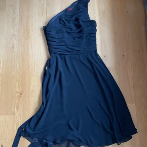 Esprit klänning retro vintage  - Mycket vacker klänning från Esprit strl 38. Asymmetrisk skärning över axeln. Är i svart härligt tyg med fint fall. Veckad över byst o rygg. Perfekt lilla svarta. Dragkedja i sidan. Frakt bjuder jag på. 