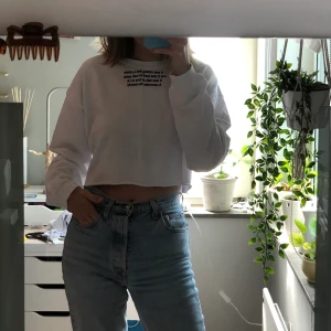 Croppad collagetröja - Vit croppad collagetröja med tryck från ZARA. Använd fåtal gånger, nyskick. Skulle säga att den passar både S och M. Köparen står för frakten🌸