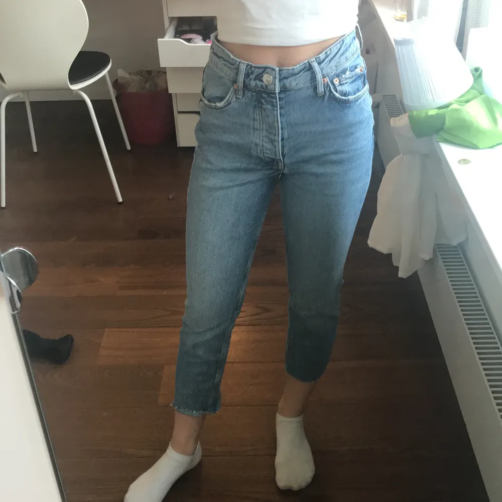 Superfina jeans från GinaTricot. Dock alldeles för småa för mig. Alldeles för korta för mig som är 169. Köptes för 699 men säljer dem för 400kr. Aldrig använda utan har bara testas en gång. Skriv gärna i kommentarerna om ni har ett bud!. Jeans & Byxor.