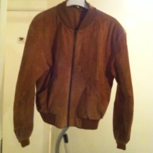  - Mockajacka stl 34-38 

Bomber jacka stilen i väldigt gott skick. 
Rensar mammas garderob