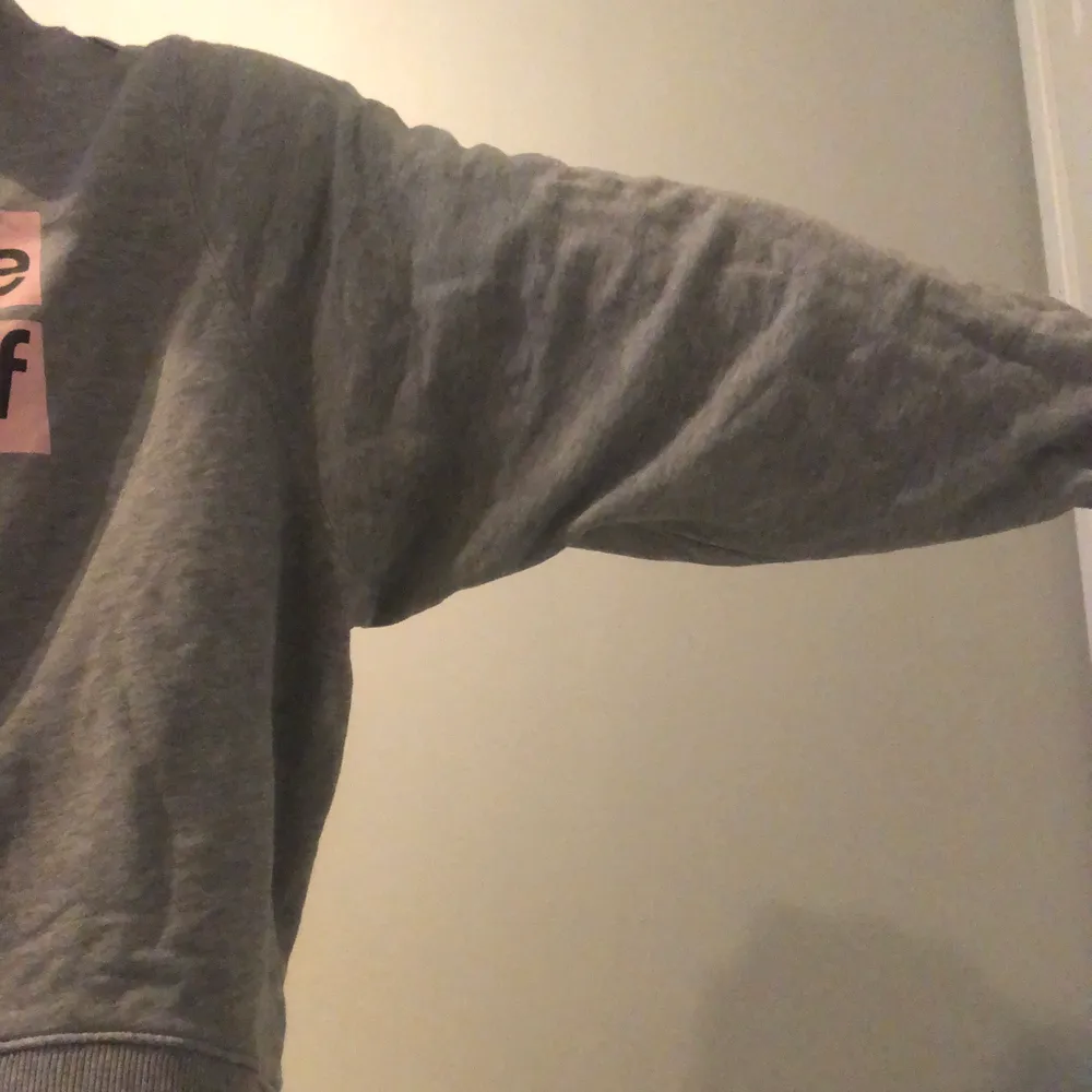 Oanvänd sweatshirt från Monki. Med texten ”please yo’self”. Kan skickas mot fraktavgift eller hämtas i västerås/Uppsala ❤️. Neuletakit & Villapaidat.
