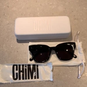 Chimi eyewear black 005  - Svarta chimi glasögon 005 inköpta för 1 år sedan. Använda men i bra skick med lite repor här och var på bågarna men ej så synligt eftersom de är svarta! Tyvärr är de för stora för mig (har insett efter 1 år) så hoppas de kommer till nytta hos nån annan! 