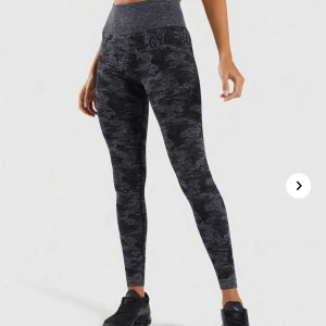 Camo-tights Gymshark - Säljer mina fina Gymshark Camo-tights pågrund av att dom tyvärr inte passar mig längre. De är i bra skick och inte använda på ett tag. Köparen står för eventuell frakt. 