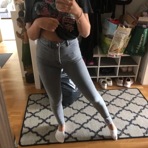 Jeans - Grå tighta jeans från zara, skit fina och har jätte fin passform