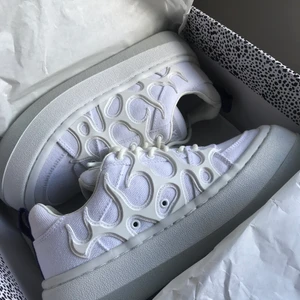 Eytys Sonic Canvas Bright White  - Eytys Sonic Canvas, Bright White i strl 39!  Helt oanvända, endast testade inomhus. Låda och dustbag finns kvar. Nypris 2200kr, startpris 1400kr! Buda! Köparen står för frakt! Budet ligger på 1500kr