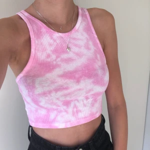 Tiedye linne 2 - ENDA KVAR!! Ett supersnyggt tie-dye färgat linne i en croppad modell. Har aldrig använt så det är nyskick. Frakt tillkommer på 22kr. Eftersom dessa linnen är väldigt populära och många vill köpa är det viktigt att man kan swisha direkt! :) 