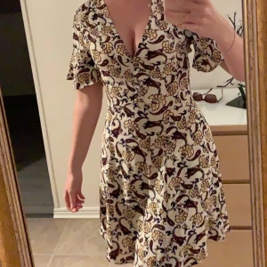 Klänning MQ  - Superfin klänning köpt på mq förra året. Säljer då den är lite liten för mig! Frakt ingår i priset 