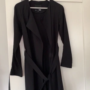 Svart kappa - En klassisk sommar/vår kappa som jag har använt, jag klassar inte denna kappa som splitter ny köpte den för ungefär 2 år sen💗 kappan är i fullt skick inget trasigt. Den har ett band i midjan som håller samman kappan💗 kappans storlek är XS💗